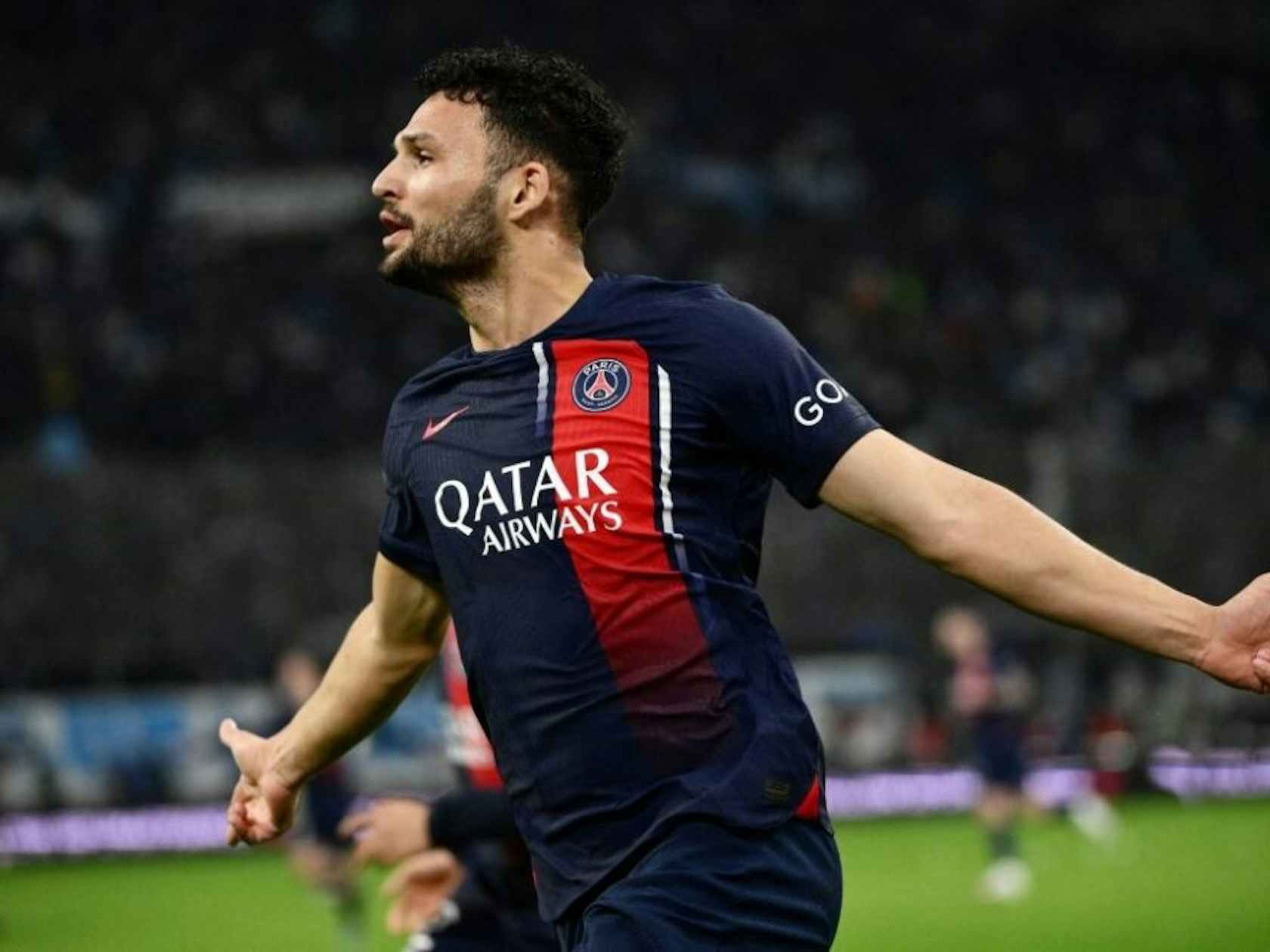 开云体育-巴黎圣日耳曼后卫神勇救险，助球队成功保级，城市就是那些.-开云体育