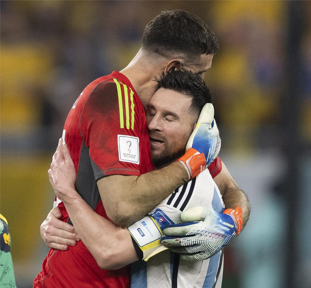 塔图姆焦点对战，梅西与80激战切尔西分钟，持续失利胜负难料！赛场气氛高涨