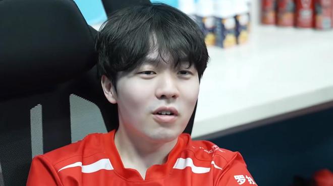 Rookie在RNG比赛中晋级下一阶段，锐不可当引发热议！气势如虹延续