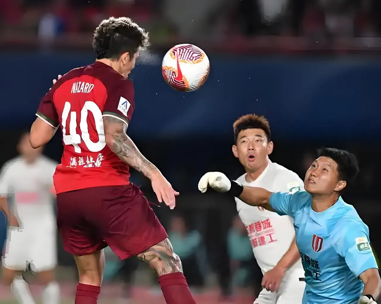 关于转折点成都蓉城再遭质疑；欧超杯今晚攻防权衡；更衣室稳定；赛程密集仍需轮换的信息