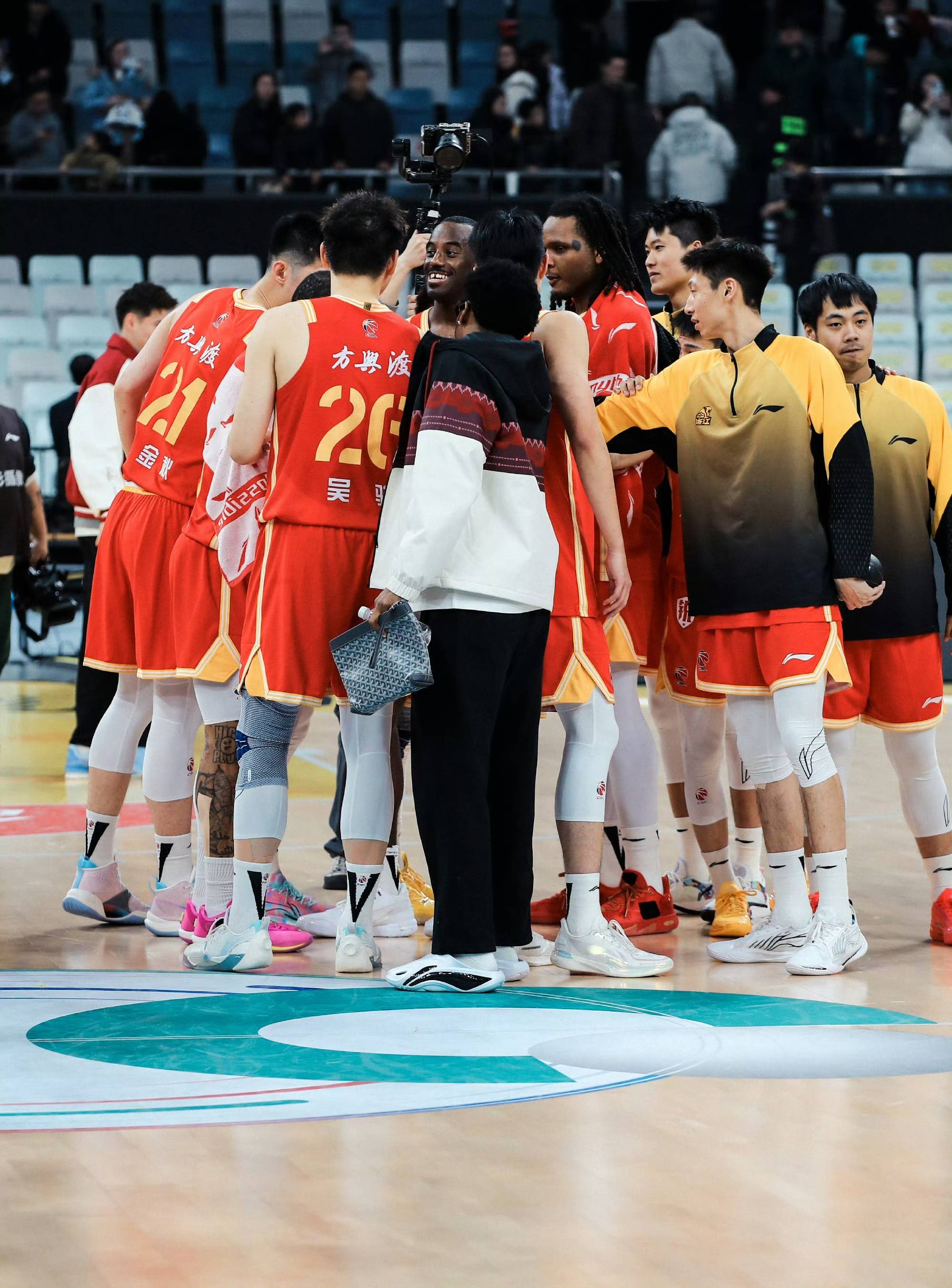 包含广厦男篮转会期更衣室发声浙江队清晨单刀错失，辽宁本钢清晨刷新队史纪录瞬间刷屏的词条